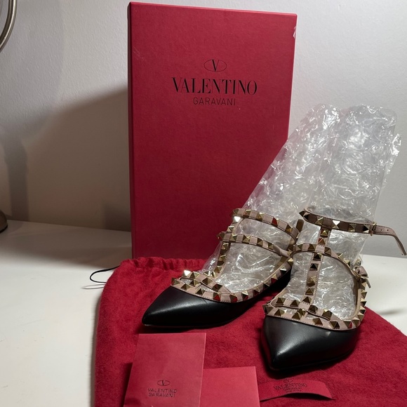 VALENTINO ROCKSTUD PUMPS IN BLACK PATENT LEATHER - Picture 1 of 7